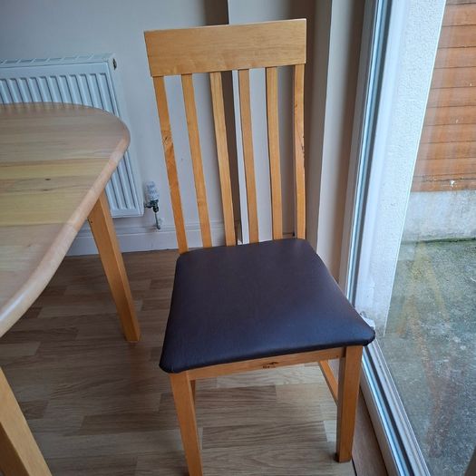 FOR FREE Solid wooden kitchen table - extendable with 4 chairs