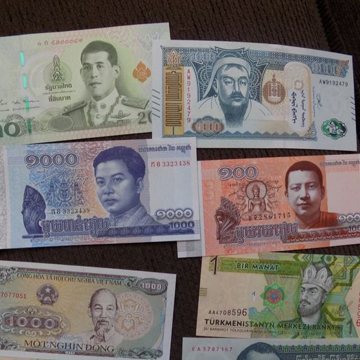 Lot of 8 Uncirculated World Banknotes.No 3.
