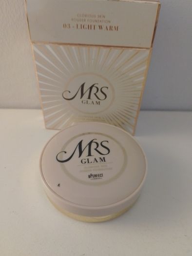 Mrs Glam Glorious Skin Powder Foundation - 03 Light Warm