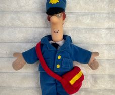 Postman Pat approx. 22 cm. Plush Plastic head Is too loose with glasses and red bag Used Please see photos