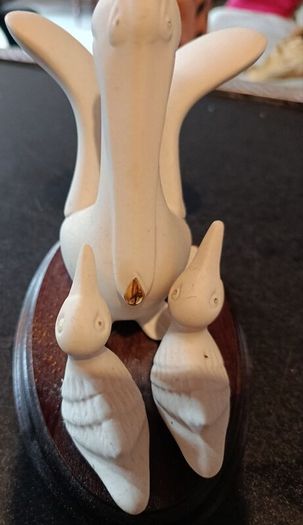 Pelicans bisque statue