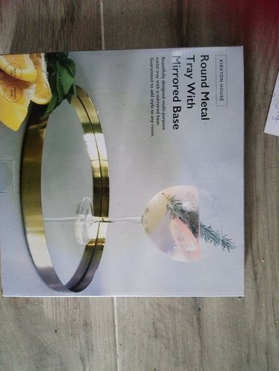 Round Metal Tray with mirrored baae