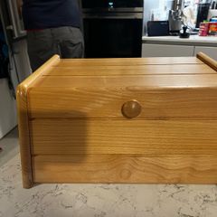 Wood bread box