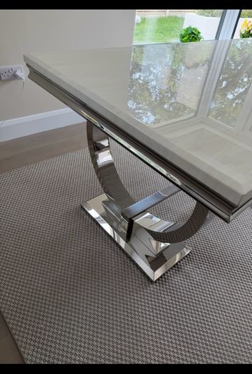 Stunning marble table like new