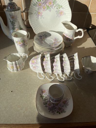 Vintage Royal Tara 21 piece set Irish Blossom in Mint condition