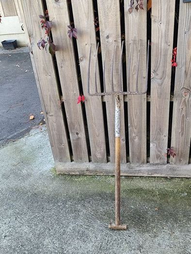 8 tine silage or stable fork,40in handle and 16inch width, hard to get this quality steel nowadays, could be 40-50 years old