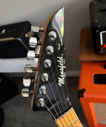 Mensfield  lutiers guitar