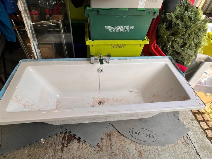 Sonas Pacific Bath tub and tap fittings