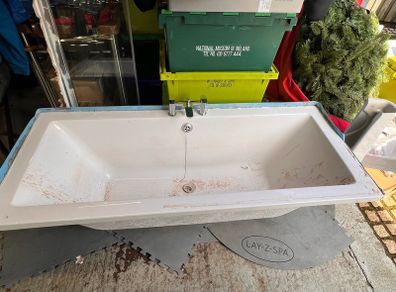 Sonas Pacific Bath tub and tap fittings