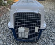 IATA-approved pet carrier - small/medium dogs - mint condition