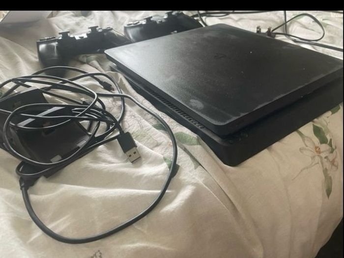 PS4 Slim 1TB Boxed Bundle + 2 Controllers | Low Firmware 10.71 (Jailbreakable)