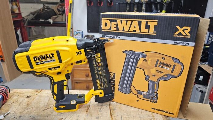 Dewalt DCN 680N Nail Gun