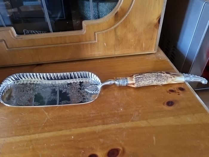 Impressive horn handled sterling silver crumbscoop