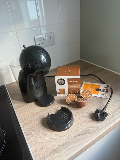DeLonghi Nescafe Dolce Gusto Piccolo XS Coffee Machine + Pods