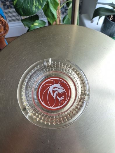 Ashtray  MGM Grand Hotel Las Vegas Ashtray Ash Tray Lion Casino Vintage glass Ashtray Vintage old collectors ashtray new condition  bar pub memorabilia man shed home garden great present  colectebels pottery Whiskey rare
