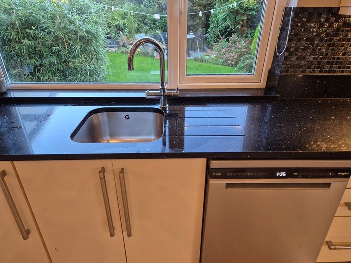 Full kitchen with quartz worktop and appliances
