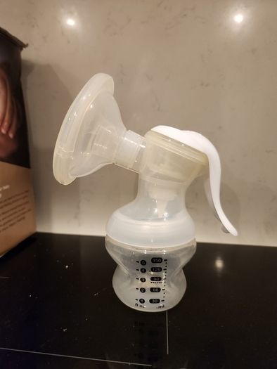 Manual breast pump