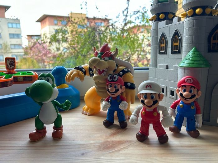 Super Mario Action Figures, Bowser's Castle and Maze Game