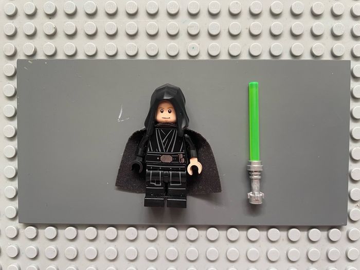 lego Star Wars sw1191 Luke Skywalker minifigure, Jedi Master (Black Hood and Cape)