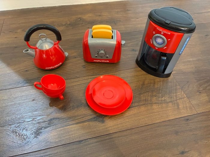 Assorted kitchen toys (food / dishes / appliances, 60+ items)