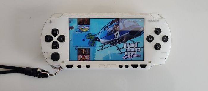 PSP 1004 White Modded 2 Batteries Original OSTENT new 64gb original charger