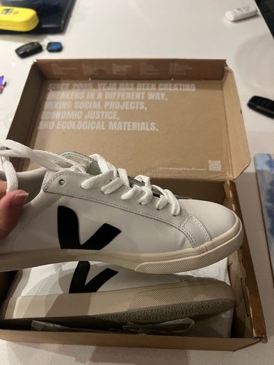 Brand new women's Vejas size 41