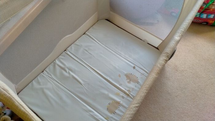 Travel cot with bassinet