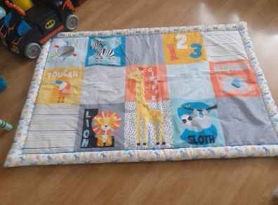 Padded baby mat in excellent condition .More vibrant than the pics .Just washed .12 euro