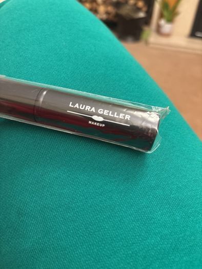 Retractable baked powder brush