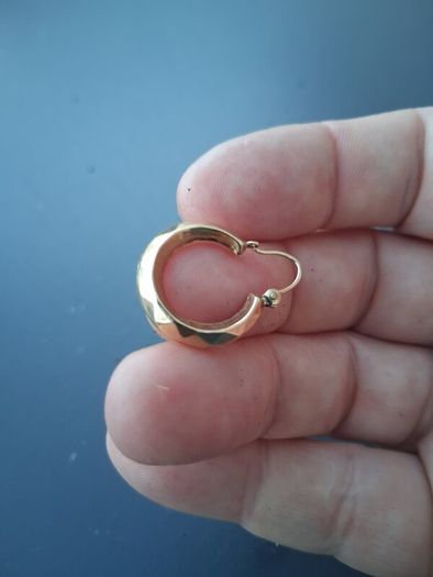 9k Gold hooped Earrings(1.9 grams)