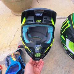Fox V1 MIPS motorcross helmet