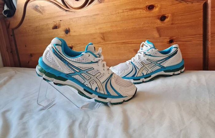 Asics gel kayano 18 sky blue/white Size 6.5 eu 40 in like new condition