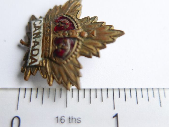 Vintage Canadian WW1 Gilt Enamel Officers Lapel Badge