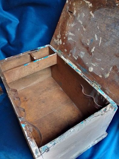Can post Small antique trunk, carpenters toolbox