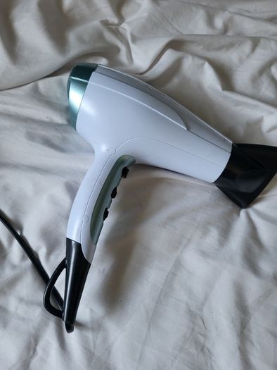 REMINGTON Shine Therapy hair dryer