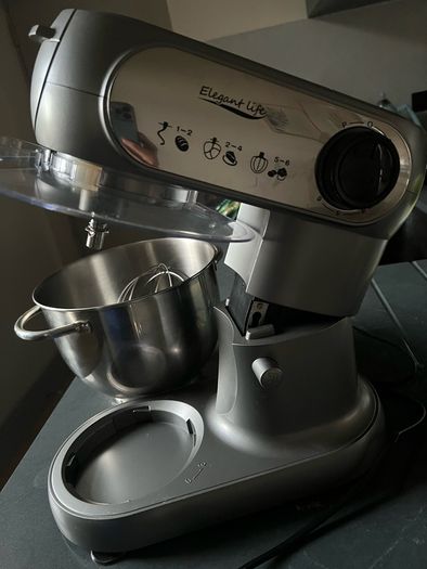 Stand mixer with bowl and attachments (rarely used, as new)