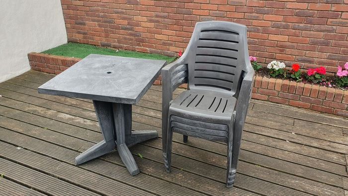 Outdoor table and 4 chairs