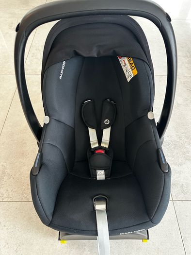 Maxi Cosi Car Seat and isofix base