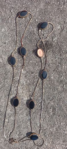 Vintage jewelry is sold individually for 5 to 10 euros