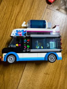lego City 60384 Penguin Slushy Van