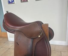 Ucha 17.5 inch leather saddle