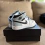 Air Jordan 1 Mid Kids | Brand New Unworn | UK 10.5 EU 28 Image 5