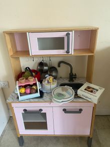 Play kitchen and accessories