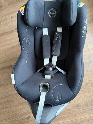 Cybex Serona G 360 car seat with built-in base