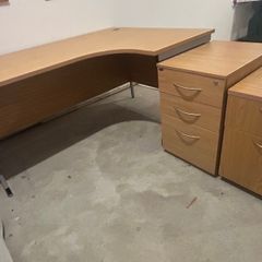 Desk and 2 lockers