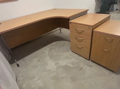 Desk and 2 lockers