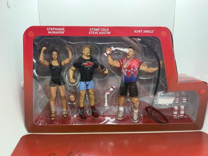 Wwe elite Epic Moments Milk O Mania Kurt angle , Stephanie McMahon & Stone Cold Steve Austin