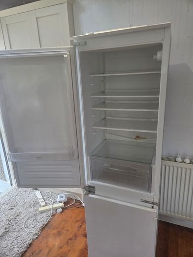 Whirlpool Integrated Fridge Freezer