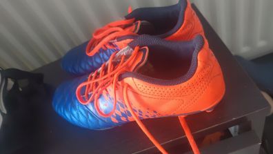 Decathlon football shoes indoor size eu 35 22 cm length not much used PRICE 37 euro