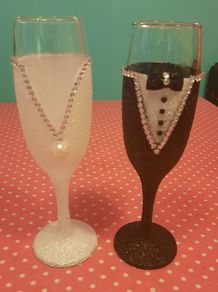 Glitter champagne flutes bride and groom